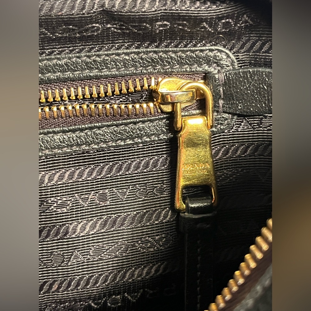 PRADA MILANO  (EMBOSSED LOGO) Glace calf Leather Black Shoulder Bag 🎩🎩🎩🎩🎩🎩 - Picture 16 of 16